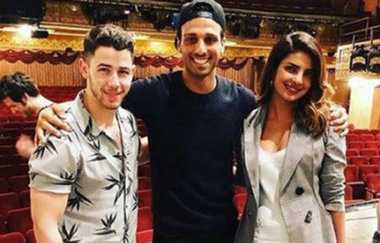 ফটোসেশনে প্রিয়াঙ্কা ও নিক জোনাস।