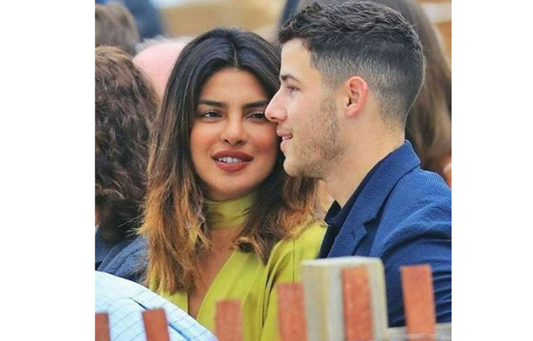 প্রিয়াঙ্কা খোলাখুলি জানিয়ে দিয়েছেন, নিকের সঙ্গে ডেট করছেন তিনি।