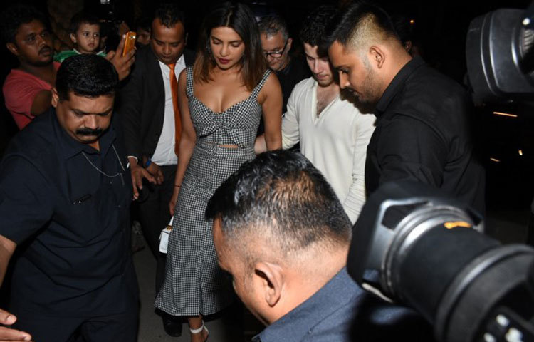 মার্কিন গায়ক ও প্রেমিক নিক জোনাসকে নিয়ে ভারতে ফিরেছেন প্রিয়াঙ্কা চোপড়া।