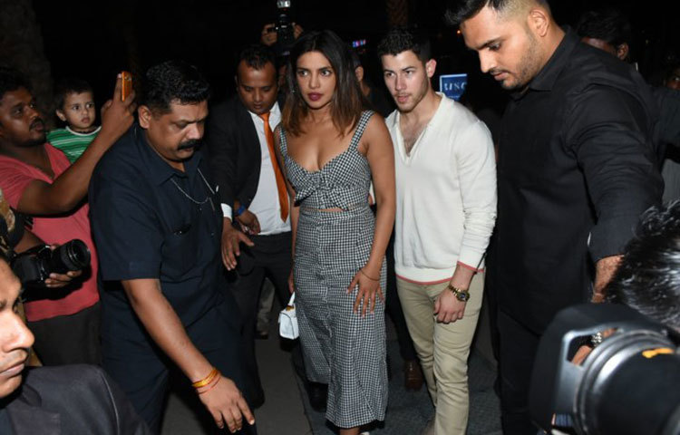 প্রিয়াঙ্কা-নিক জোনাসকে দেখতে ছুটে আসেন তাদের ভক্তরা।