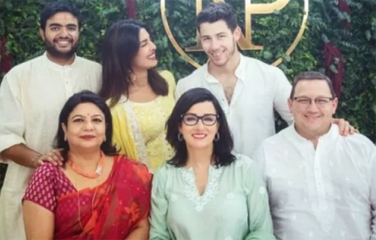 প্রিয়াঙ্কা চোপড়া এবং নিক জোনাসের বাগদান অনুষ্ঠানে উপস্থিত ছিলেন নিকের বাবা-মা।
