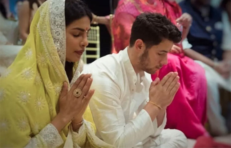 বাগদান অনুষ্ঠানে নিক ও প্রিয়াঙ্কা প্রার্থনা করছেন।