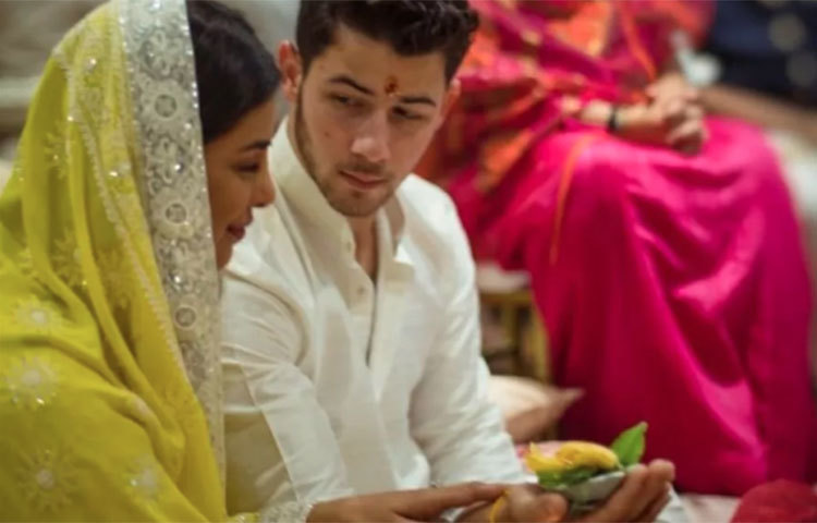 শুভদৃষ্টি বিনিময় চলছে প্রিয়াঙ্কা ও নিক জোনাসের।