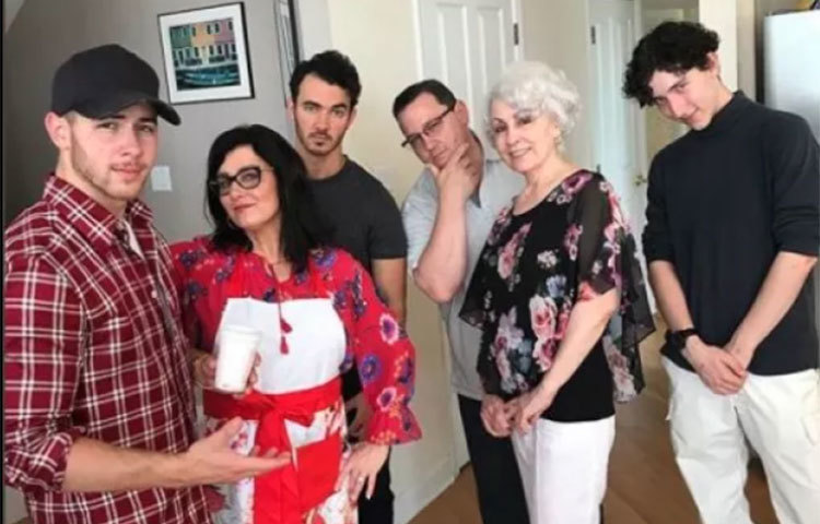 প্রিয়াঙ্কা তার হবু শ্বশুরবাড়ির সদস্যদের সঙ্গে।