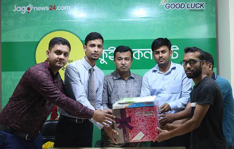 একজন বিজয়ীকে পুরস্কার প্রদান করা হচ্ছে। জাগো নিউজের প্রধান বার্তা সম্পাদক মহিউদ্দিন সরকার বিজয়ীদের হাতে পুরস্কার তুলে দেন। ছবি : মাহবুব আলম