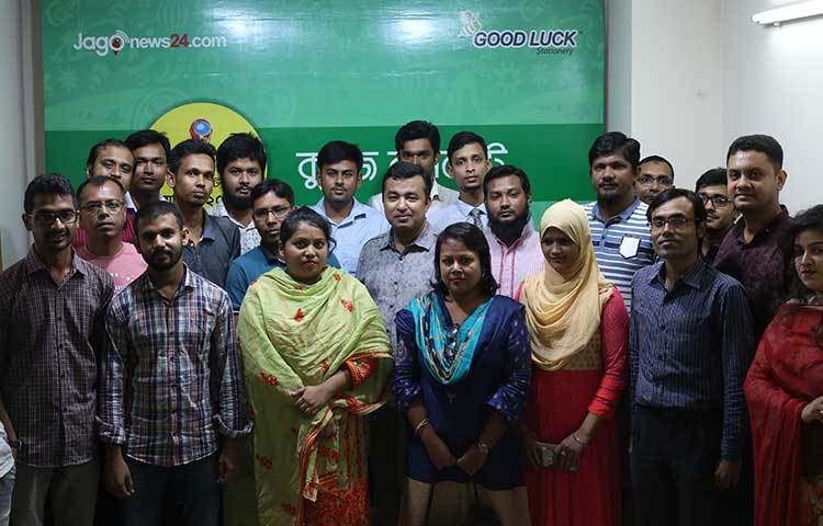 পুরস্কার বিতরণ শেষে পুরস্কার বিজয়ীদের নিয়ে ফটোসেশন করা হয়। ছবি : মাহবুব আলম