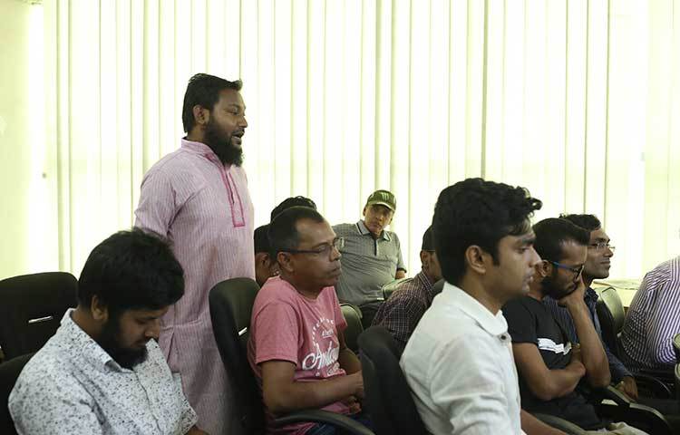 একজন পুরস্কার বিজয়ী তার অনুভূতি প্রকাশ করে বক্তব্য রাখছেন। ছবি : মাহবুব আলম