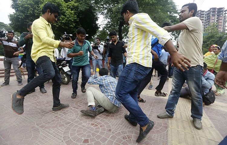হামলাকারীরা সবাই ঢাকা বিশ্ববিদ্যালয়সহ আশপাশের বেশ কিছু কলেজের ছাত্রলীগের নেতাকর্মী বলে অভিযোগ করেছেন আন্দোলনকারীরা। ছবি : মাহবুব আলম