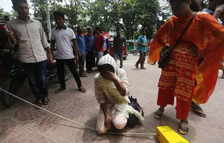 হামলার সময় দ্রুত স্থান ত্যাগ করতে গিয়ে এক ছাত্রী রাস্তায় পড়েগিয়েছে। ছবি : মাহবুব আলম