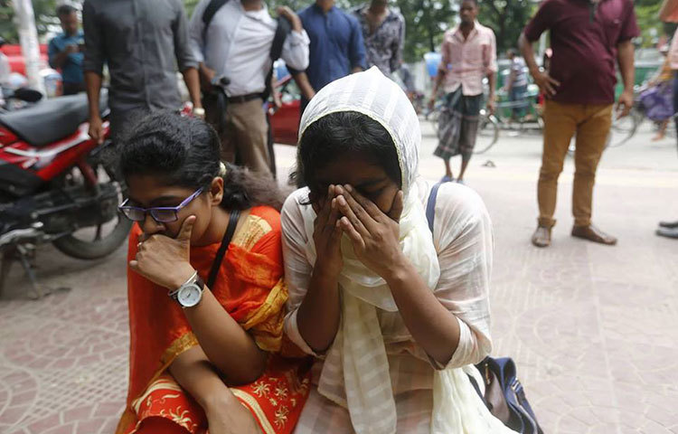 হামলার সময় আতঙ্কিত হয়ে পড়ে ছাত্রীরা। ছবি : মাহবুব আলম