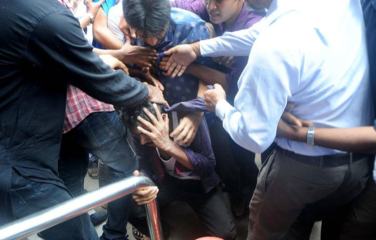 আন্দোলনকারীদের প্ল্যাটফর্ম বাংলাদেশ সাধারণ ছাত্র অধিকার সংরক্ষণ পরিষদের যুগ্ম আহ্বায়ক নুরুল হক নুরসহ অন্তত তিনজন আহত হয়েছেন। এদের মধ্যে নুরুল হক নুরুর অবস্থা গুরুতর বলে জানা গেছে। ছবি : বিপ্লব দিক্ষিৎ