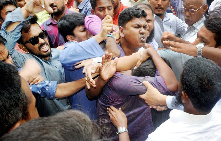 সংবাদ সম্মেলনের জন্য কোটা সংস্কার আন্দোলনকারীদের একটি দল কেন্দ্রীয় গ্রন্থাগারের সামনে আসার পর ‘শিবির ধর’, ‘শিবির ধর’ বলে অতর্কিত হামলা চালানো হয়। ছবি : বিপ্লব দিক্ষিৎ