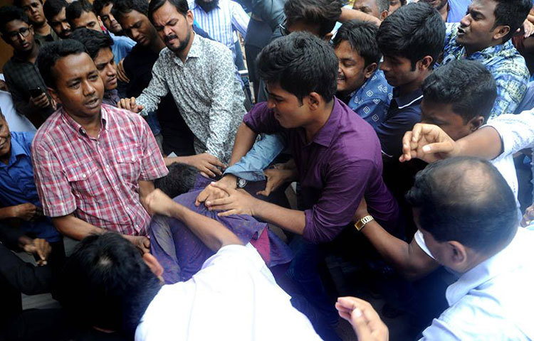 হামলার সময় আন্দোলনকারীদের ‘ওরে মেরে ফেল’, ‘কলিজা কাট’ ইত্যাদি উক্তি করে তাকে লাথি, ঘুষি, চড়-থাপ্পড় দিতে থাকে হামলাকারীরা। ছবি : বিপ্লব দিক্ষিৎ