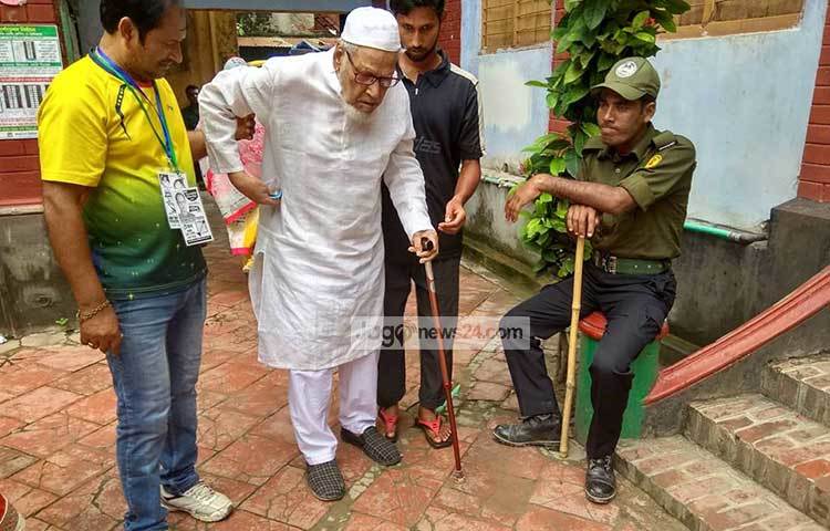 রাজশাহীর প্রবীণ এক ভোটারকে ভোট দিতে নিয়ে এসেছেন তার স্বজনরা।