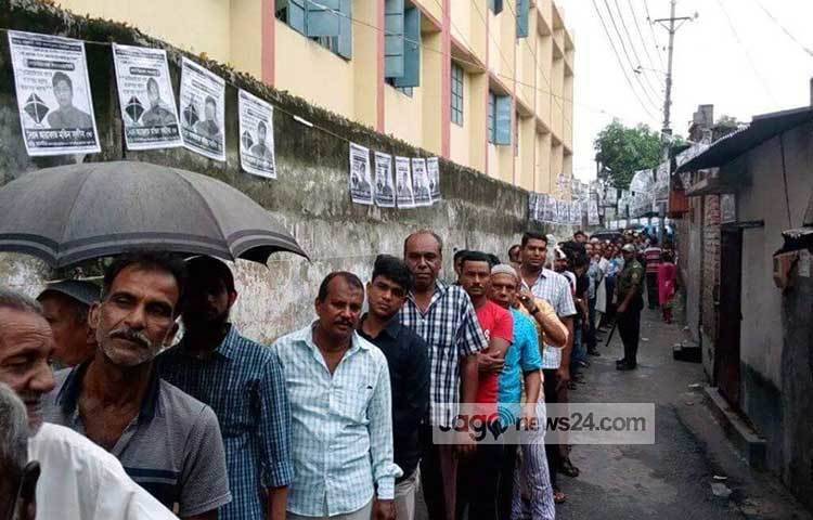 রাজশাহীর একটি ভোট কেন্দ্রে ভোটারদের দীর্ঘ সারি।