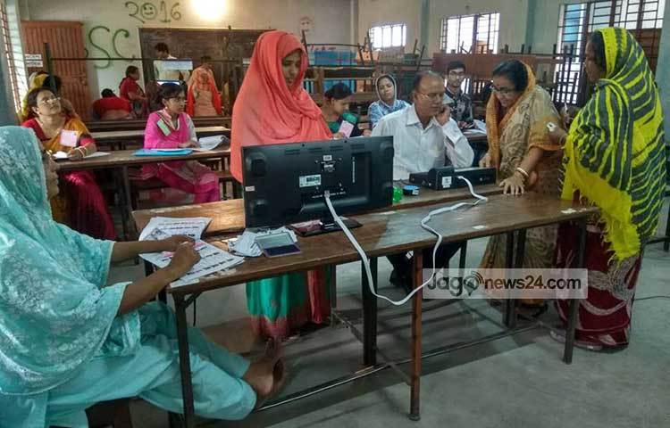 রাজশাহী সিটি কর্পোরেশন নির্বাচনে দুটি কেন্দ্রে ইলেকট্রনিক ভোটিং মেশিনে (ইভিএম) ভোট গ্রহণ চলছে। নগরীর বিবি হিন্দু একাডেমি পুরুষ ও মহিলা কেন্দ্রে নেয়া হচ্ছে ইভিএমে ভোট।