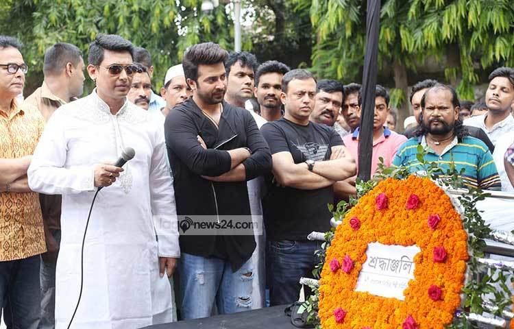 শেষবারের মতো ফুলেল শ্রদ্ধায় ভাসলেন রানী সরকার। জানাজার আগে চলচ্চিত্র শিল্পী সমিতি, চলচ্চিত্র পরিচালক সমিতি, এফডিসি ও তথ্য মন্ত্রণালয় পৃথক পৃথকভাবে ফুল দিয়ে সম্মান জানায় রানীকে। ছবি : মাহবুব আলম