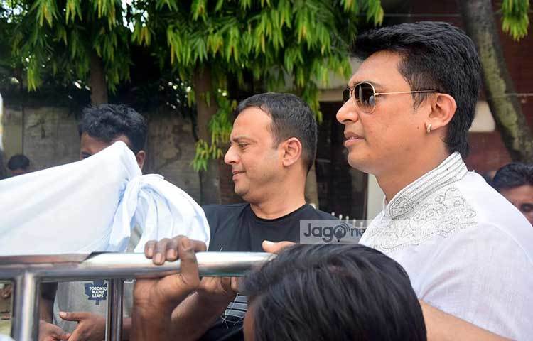 রানী সরকারের মরদেহ নিয়ে যাচ্ছেন নায়ক রিয়াজ, জায়েদ খানসহ অন্যান্যরা। ছবি : মাহবুব আলম