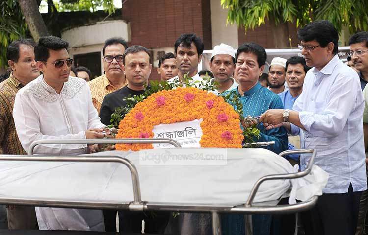 বাংলাদেশ চলচ্চিত্র শিল্পী সমিতির পক্ষ থেকে রানী সরকারকে ফুলেল শ্রদ্ধা জানানো হচ্ছে। ছবি : মাহবুব আলম