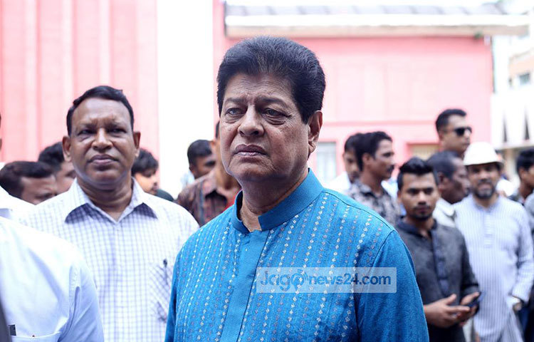 সহকর্মীকে হারিয়ে শোকার্ত নায়ক ফারুক। ছবি : মাহবুব আলম