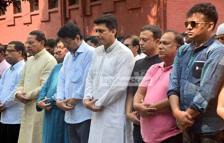 শনিবার বিকেল ৩টায় এফডিসিতে তার জানাজার নামাজ অনুষ্ঠিত হয়েছে। ছবি : মাহবুব আলম