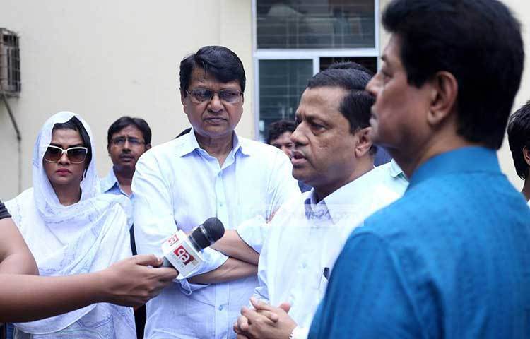 মিডিয়ার কাছে হারানো শোক প্রকাশ করছেন প্রয়াত রানী সরকারের সহকর্মীরা। ছবি : মাহবুব আলম