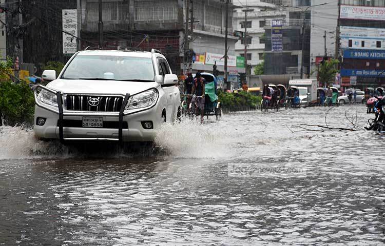 বৃষ্টির পানিতে ডুবে আছে রাস্তা। পানির মধ্য দিয়ে ছুটছে রিকশা ও প্রাইভেটকার। ছবি : বিপ্লব দিক্ষিৎ