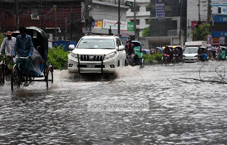 বৃষ্টি ও রাস্তার জলমগ্নতা উপেক্ষা করে কর্মস্থলে ছুটছে মানুষ। ছবি : বিপ্লব দিক্ষিৎ