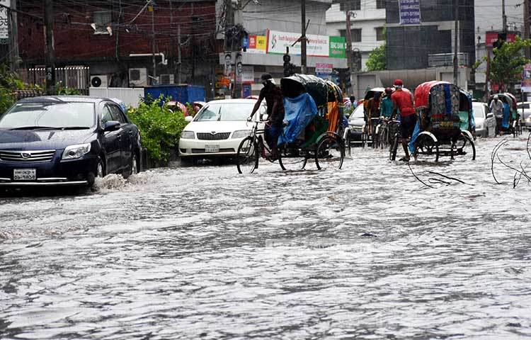 পানিতে কানায় কানায় পূর্ণ হয়েছে রাস্তা। ছবি : বিপ্লব দিক্ষিৎ