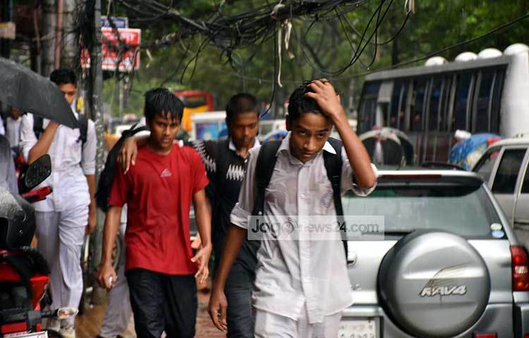 বৃষ্টিতে ভিজে গন্তব্যে ছুটছে শিক্ষার্থী ও পথচারীরা। ছবি : বিপ্লব দিক্ষিৎ