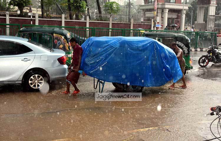 অঝোর বৃষ্টি আর রাস্তায় জলমগ্নতা সৃষ্টি হলেও থেমে নেই মানুষের জীবন-জীবীকা। ছবি : বিপ্লব দিক্ষিৎ