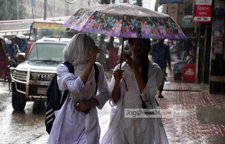 ছাতা মাথায় স্কুলে যাচ্ছে দুই শিক্ষার্থী। ছবি : বিপ্লব দিক্ষিৎ