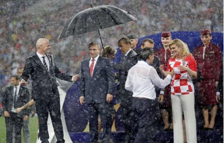 পুরস্কার প্রদান অনুষ্ঠানে পুতিন ছাড়াও ছিলেন ফিফা প্রেসিডেন্ট জিয়ান্নি ইনফ্যান্তিনো, ফ্রান্সের প্রেসিডেন্ট ইমানুয়েল ম্যাক্রোঁ ও কালিনদা গ্রাবার কিতারোভিচ। কিন্তু তাদের বাদ দিয়ে শুধু পুতিনের মাথার উপরেই ছাতা ধরা হয়।