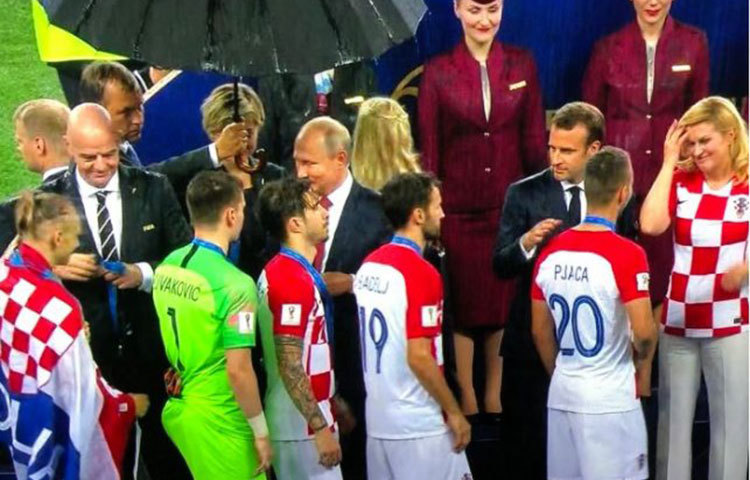 ফিফা প্রেসিডেন্ট ও দুই রাষ্ট্রপ্রধান অবশ্য ছাতা না পেয়ে বিন্দুমাত্র অসন্তুষ্ট হননি। তারা মনের আনন্দে বৃষ্টিতে ভিজছিলেন।