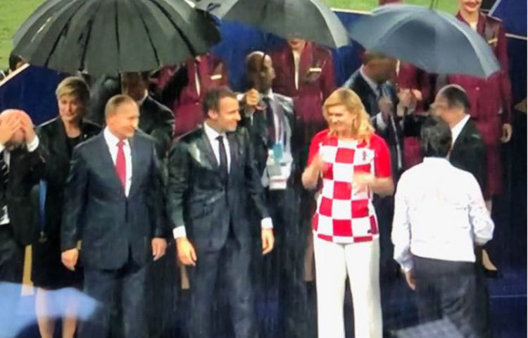 পরে অবশ্য দেখা যায়, আরও কয়েকটি ছাতা এনে সবার মাথার উপরেই ধরা হয়েছে।