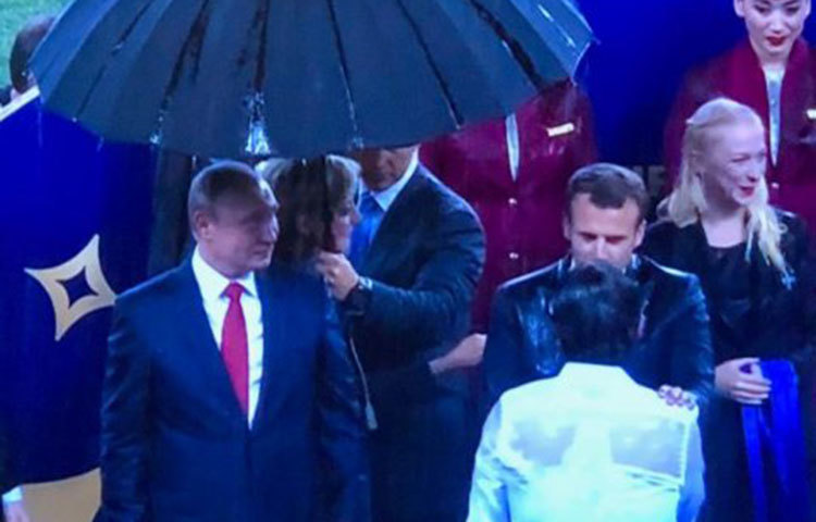 পুতিনের ছাতা মাথায় ছবি সোশ্যাল মিডিয়ায় ভাইরাল হতেই শুরু হয়েছে ঠাট্টা।