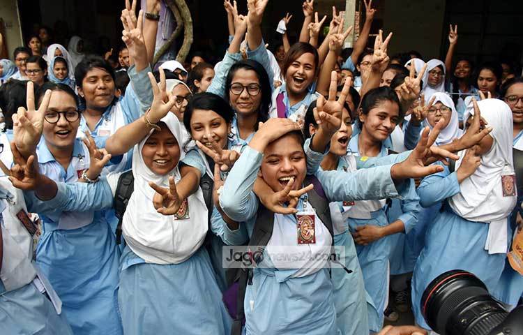 দীর্ঘ প্রতীক্ষার পর প্রকাশিত হয়েছে ফলাফল। প্রত্যাশিত ফলাফল করায় সবাই আনন্দে বিজয় চিহ্ন দেখাচ্ছে। ছবি : বিপ্লব দিক্ষিৎ