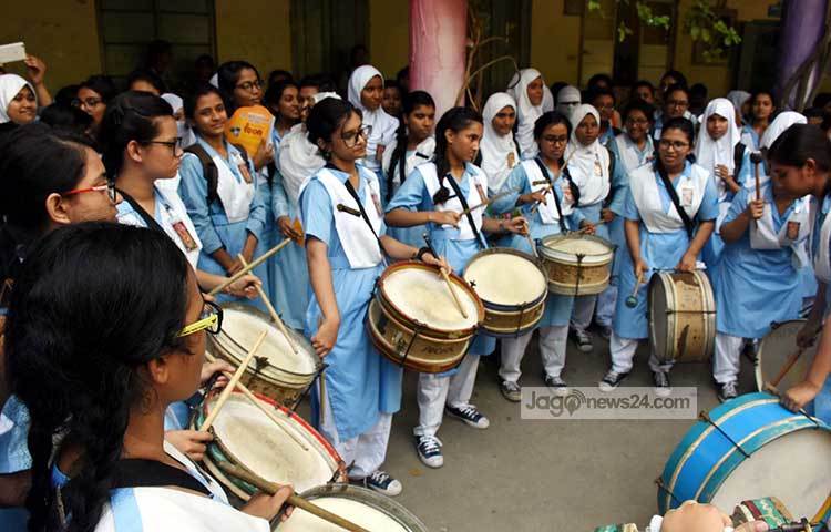 ভালো ফলাফলের জন্য আনন্দ উদযাপন করতে ব্যান্ড বাজাচ্ছে ছাত্রীরা। ছবি : বিপ্লব দিক্ষিৎ