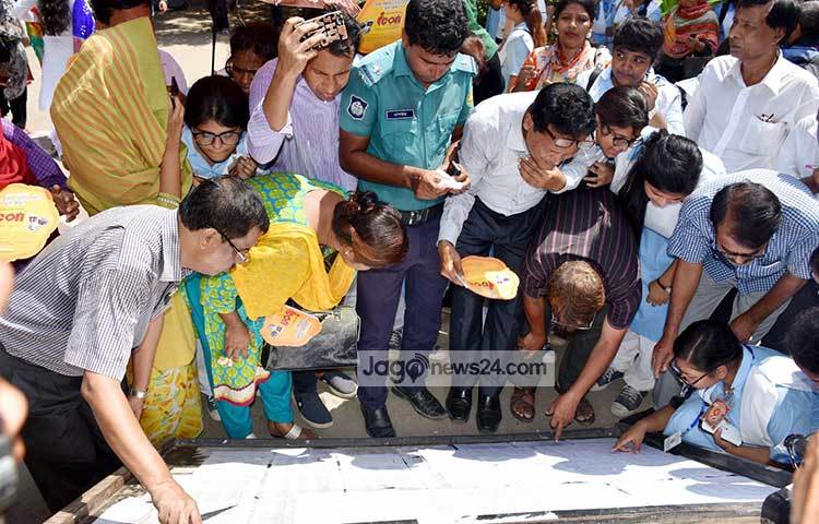 অভিভাবক ও ছাত্রীরা মিলে নোটিশ বোর্ডে ফলাফল দেখছেন। ছবি : বিপ্লব দিক্ষিৎ