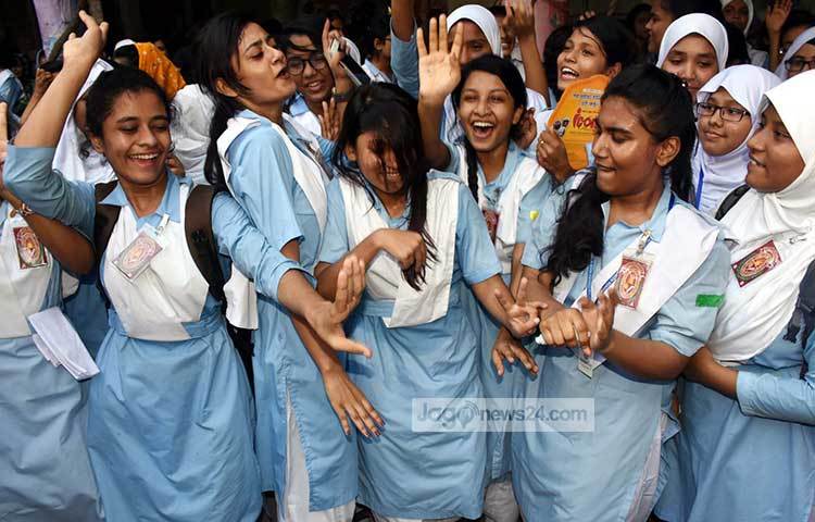 গানের ভাষায় বলতে হয়, ‘আনন্দ ধারা বহিছে ভুবনে’। আনন্দে নৃত্য করছে ছাত্রীরা। ছবি : বিপ্লব দিক্ষিৎ