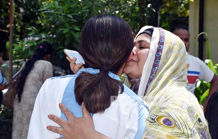 ভালো ফলাফল করায় মেয়েকে চুমু খাচ্ছেন একজন মা। ছবি : বিপ্লব দিক্ষিৎ