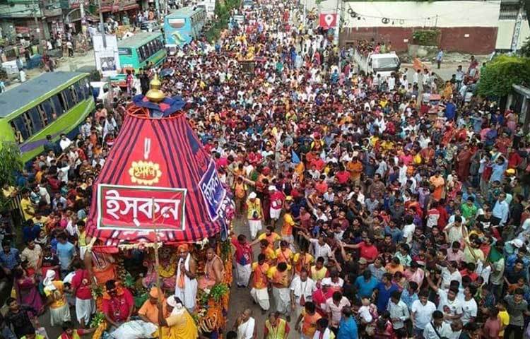 ইসকনের স্বামীবাগ আশ্রমে বিশ্বশান্তি ও মঙ্গল কামনায় অগ্নিহোত্র যজ্ঞ এবং আলোচনাসভা শেষে দুপুর আড়াইটায় সেখান থেকে রথসহ বর্ণাঢ্য শোভাযাত্রা বের হয়। ছবি : মাহবুব আলম