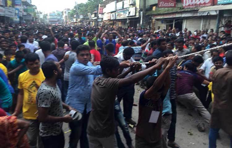 রথ টেনে নিয়ে যাচ্ছেন ভক্তরা।