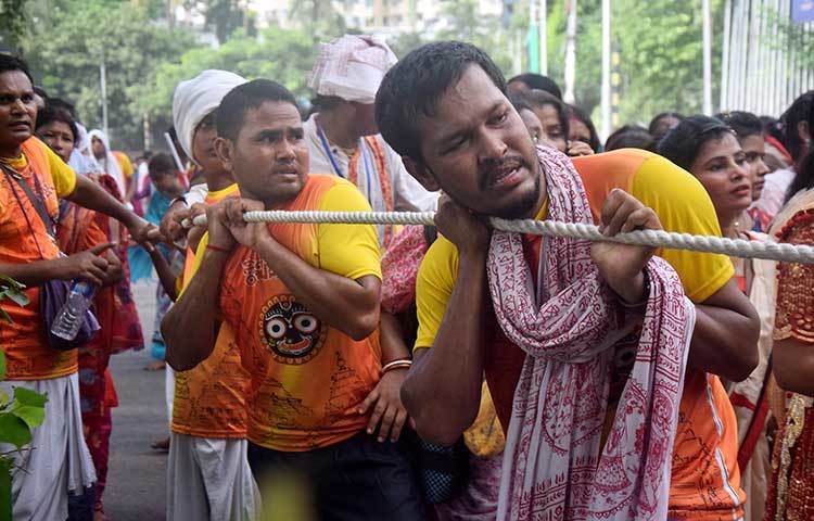 রথ টানছেন ভক্তরা। ছবি : মাহবুব আলম