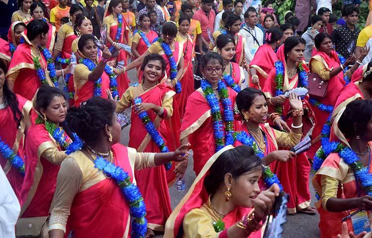 রথযাত্রা উপলক্ষে একই রঙের শাড়ি পরেছেন বিভিন্ন বয়সী নারীরা। ছবি : মাহবুব আলম