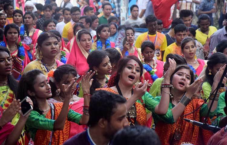 রথযাত্রায় প্রার্থনা সংগীত পরিবেশন করা হয়। ছবি : মাহবুব আলম