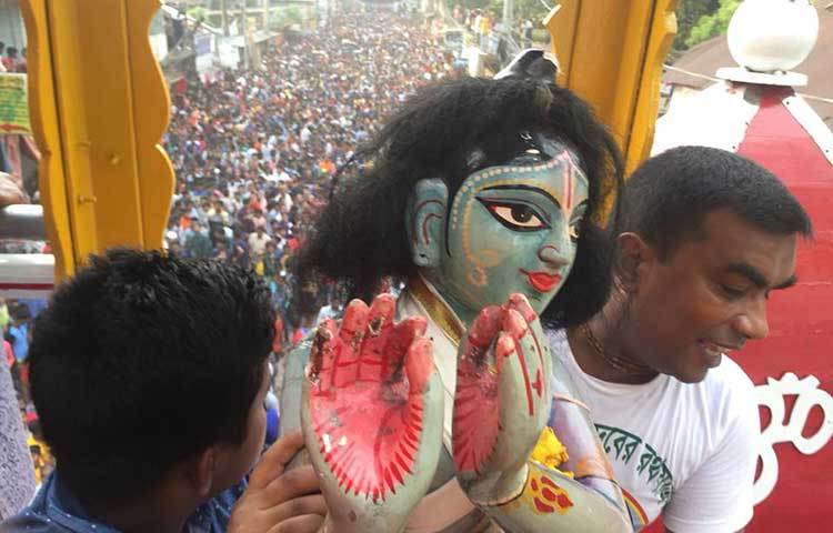 রথ টানার সময় হাজার হাজার নর-নারীর উলুধ্বনির মাধ্যমে এক আনন্দঘন পরিবেশের সৃষ্টি হয়।