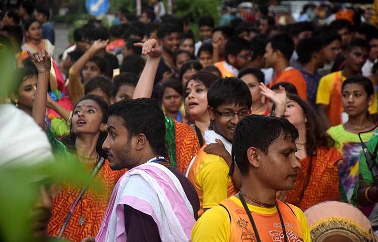 রথযাত্রার উৎসবে অংশ নিয়ে আনন্দে আত্মহারা তরুণ-তরুণীরা। ছবি : মাহবুব আলম
