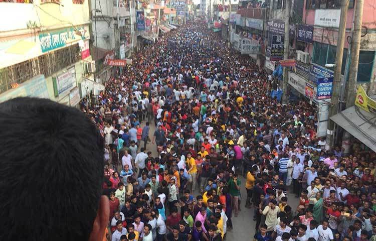 রথযাত্রায় অংশ নেয়া মানুষের উপস্থিতিতে রাস্তা জনসমুদ্রে রূপ নিয়েছে।