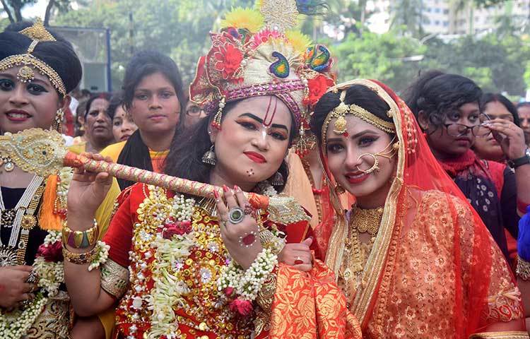 রাধা-কৃষ্ণ সেজে রথযাত্রার র‌্যালিতে দুই তরুণী। ছবি : মাহবুব আলম